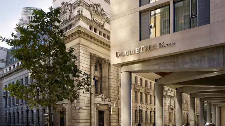 DoubleTree by Hilton - Tower of London background